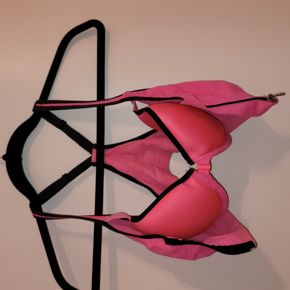 Victoria Secret Maxium Sports Bra - Picture 4 of 4